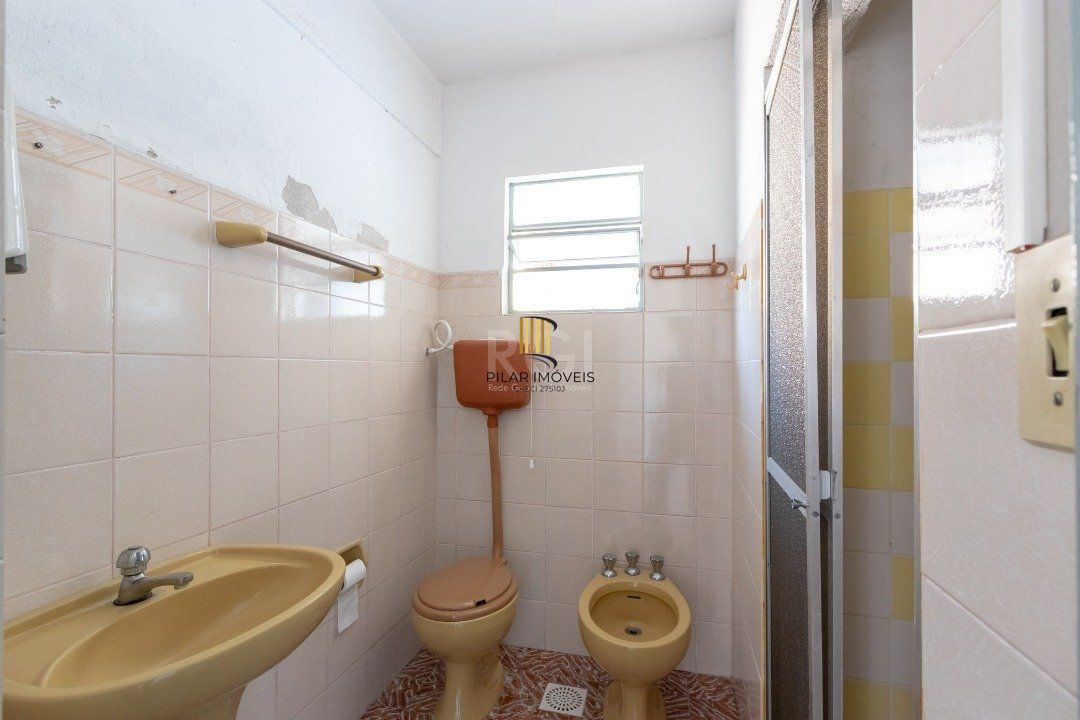 Casa para Venda - 220m², 3 dormitórios, sendo 2 suites, 2 vagas - Coronel Aparício Borges