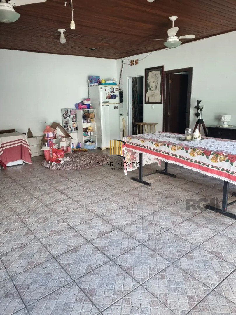 Casa térrea, 3 dormitórios, 1 suíte, living para 2 ambientes, cozinha, pátio, 2 banheiros e 4 vagas .