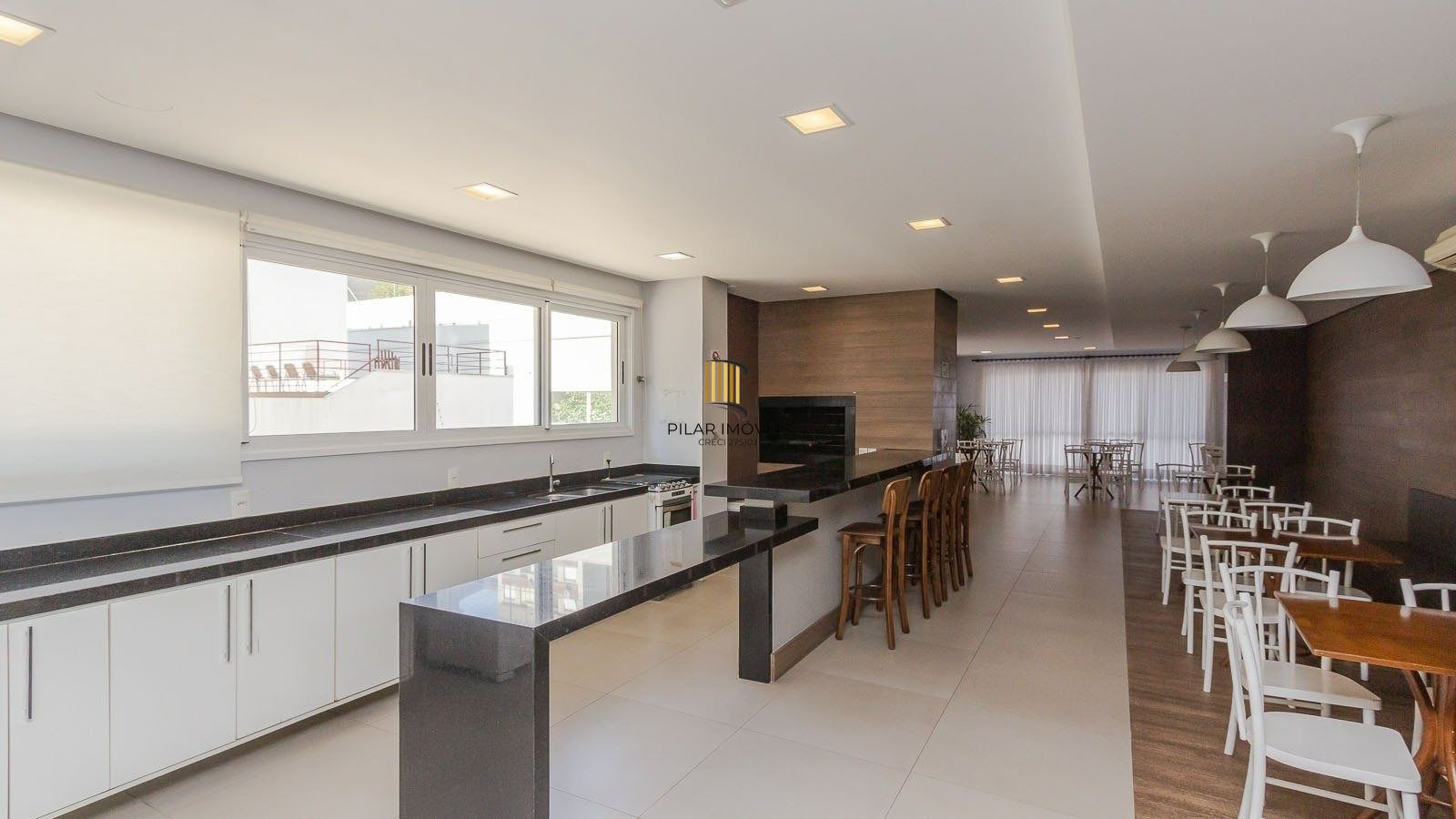 Apartamento 2 dormitórios, 1 suíte, 2 vagas, Petrópolis, Porto Alegre.