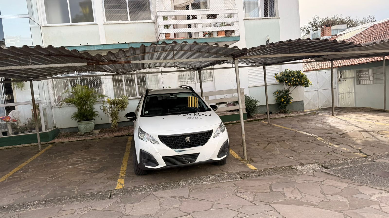 Apartamento reformando, 1 quarto, vaga coberta escriturada - Bairro Camaquã