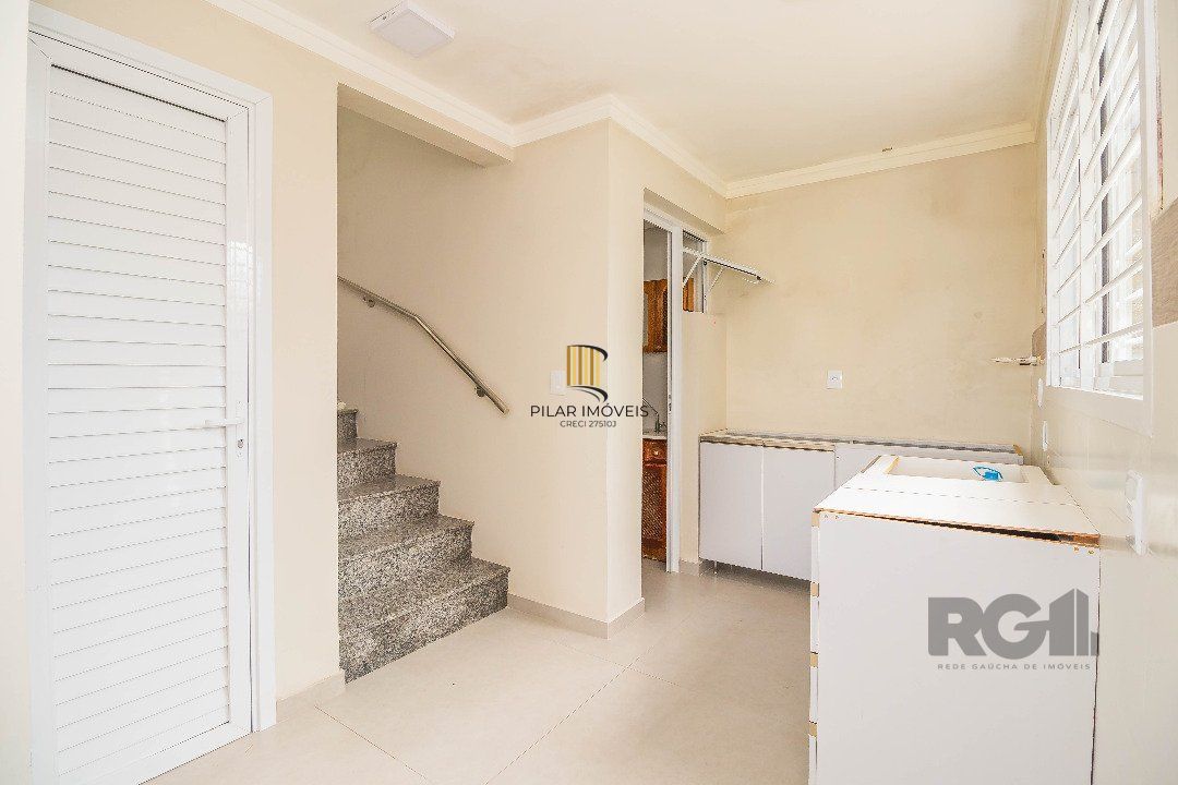 Sobrado, 185 metros quadrados privativo, com 3 quartos, 1 suíte, Living e cozinha integrados, lareira, churrasqueira, lavabo e 2 vagas de garagem.                       e 2 vagas de garagem