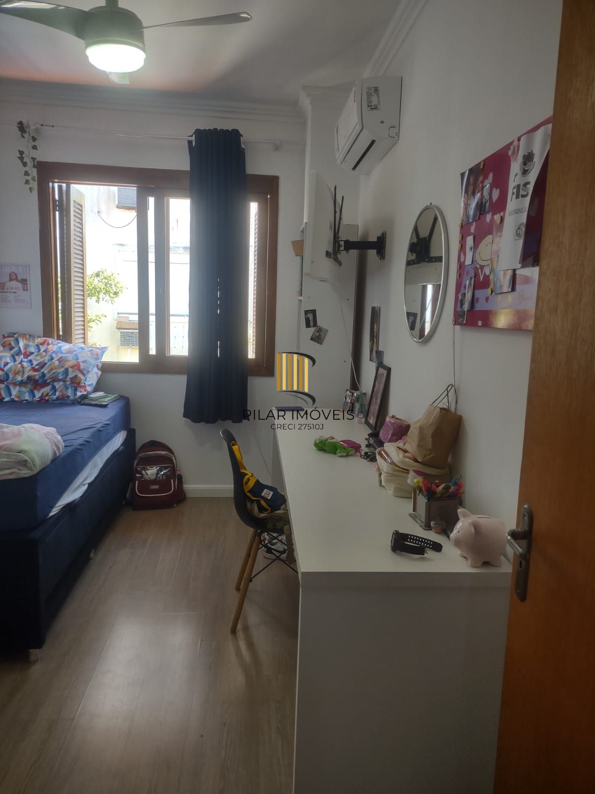 Casa de condomínio, 3 quartos, 1 suíte, piscina e 2 vagas de garagem;