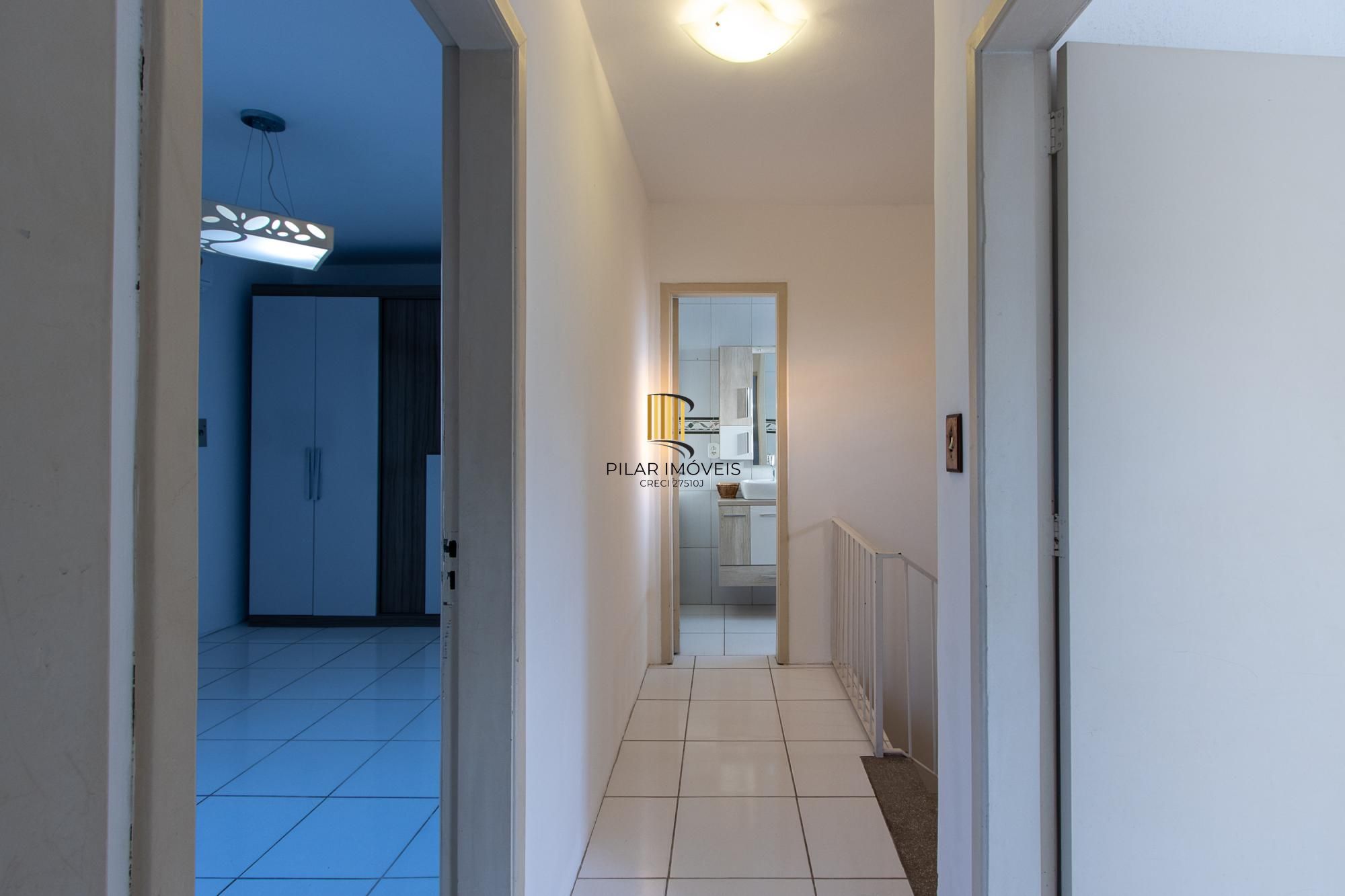 Casa de condomínio, 3 dormitórios, 1 suíte, 1 vaga coberta, no bairro Cristal.