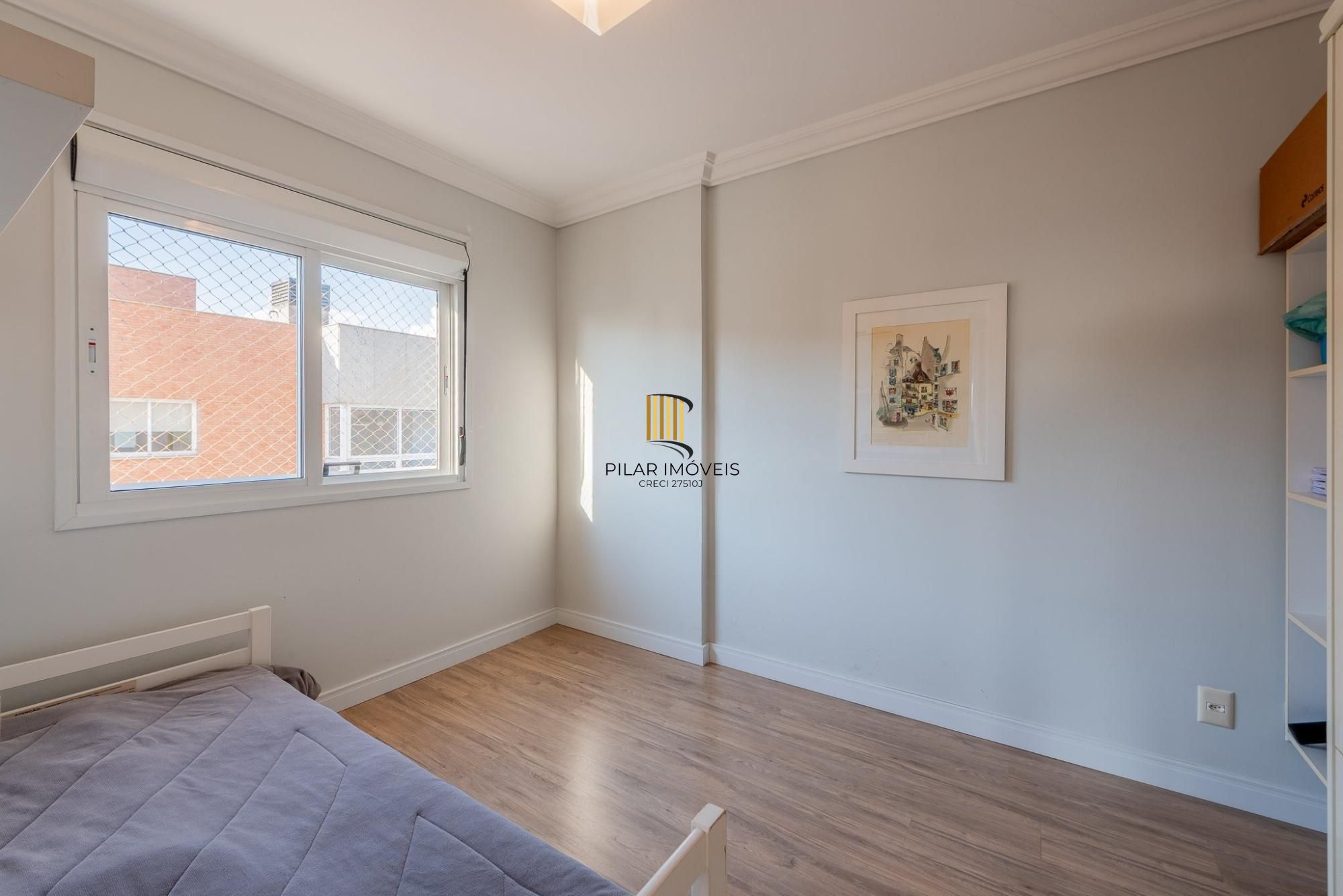 Apartamento amplo de 104m² com living iluminado, lareira e excelente localização