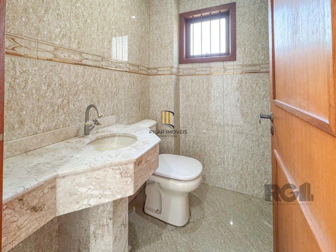 Com 4 suítes espaçosas, incluindo uma master com closet,