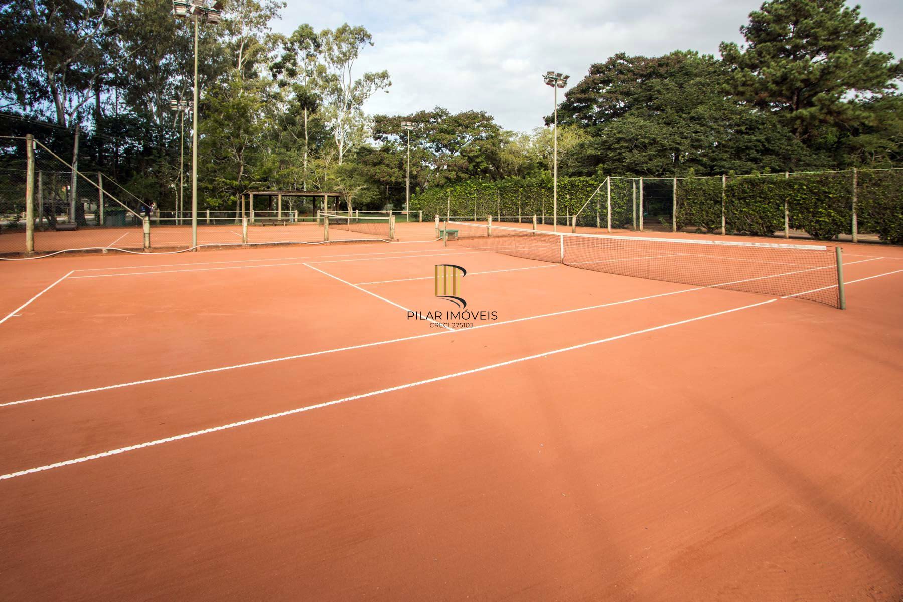 A casa conta com 434m2 de área construída, mas com um aproveitamento total dos 1.012m2 do lote