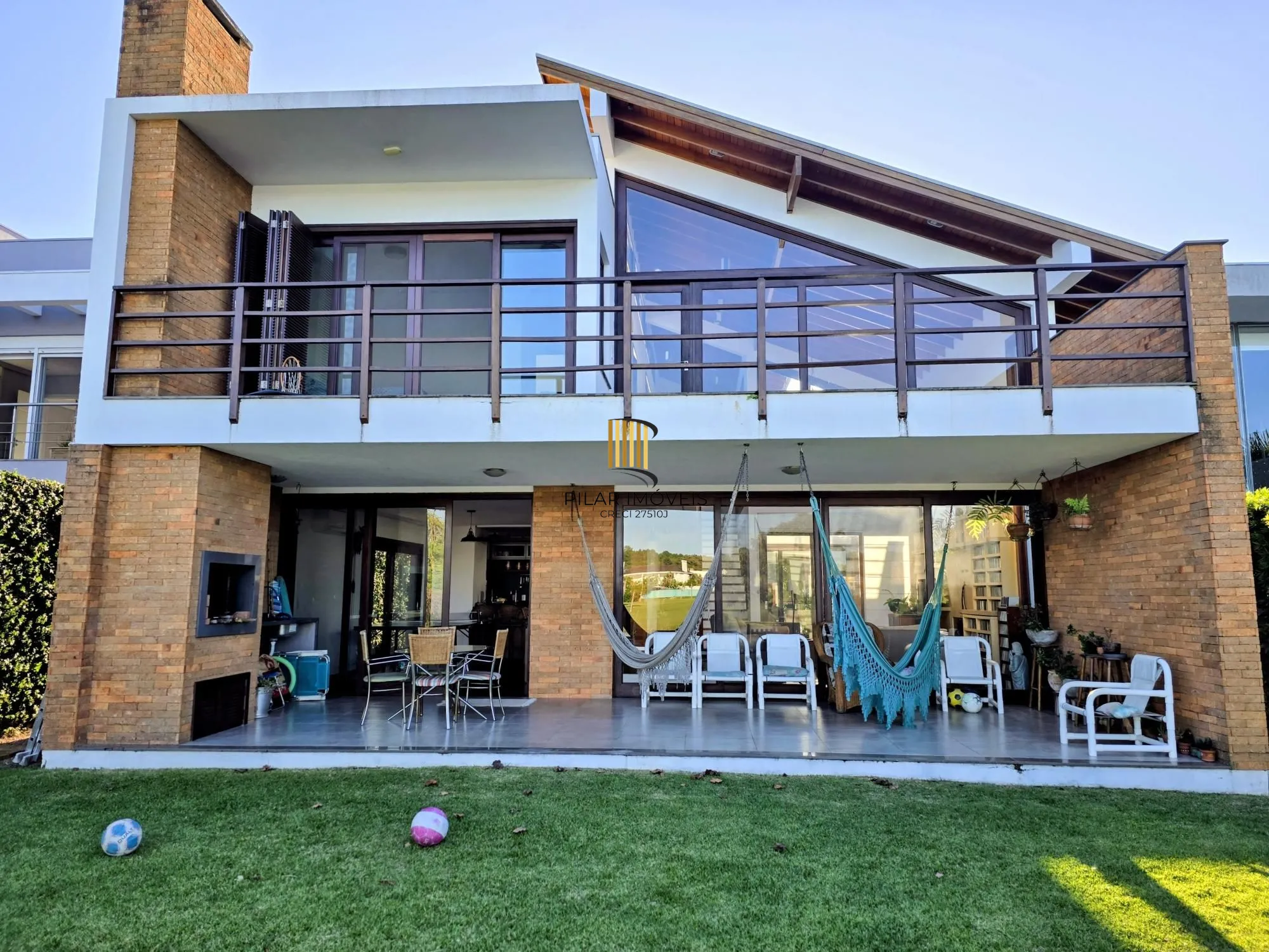 Casa no Condominio Terra Ville.  3 suites, com fundo para o lago.