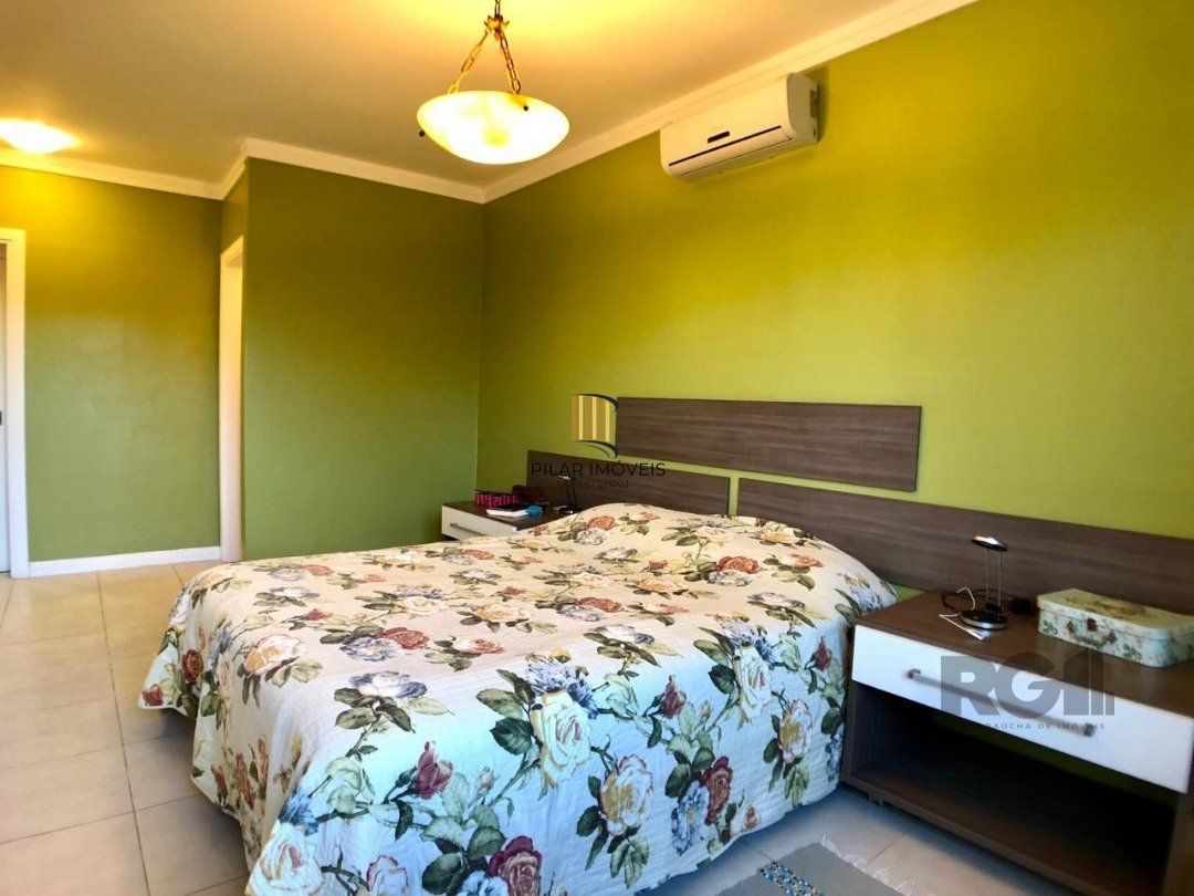 EM ATLÂNTIDA, CASA COM 1140m², 320 m² DE ÁREA PRIVADA, 3 DORMS (1 SUÍTE)
