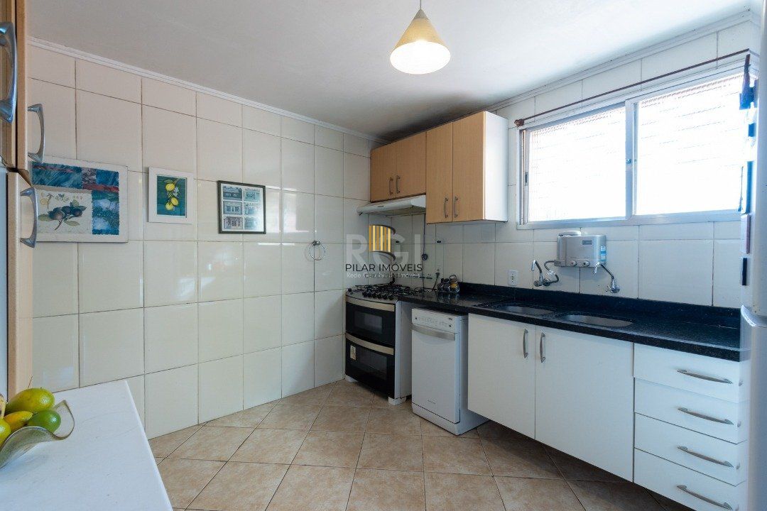 Sobrado com 345m² privativos, 3 suites, 2 vagas, churrasqueira. pátio com piscina - Bairro Cristal