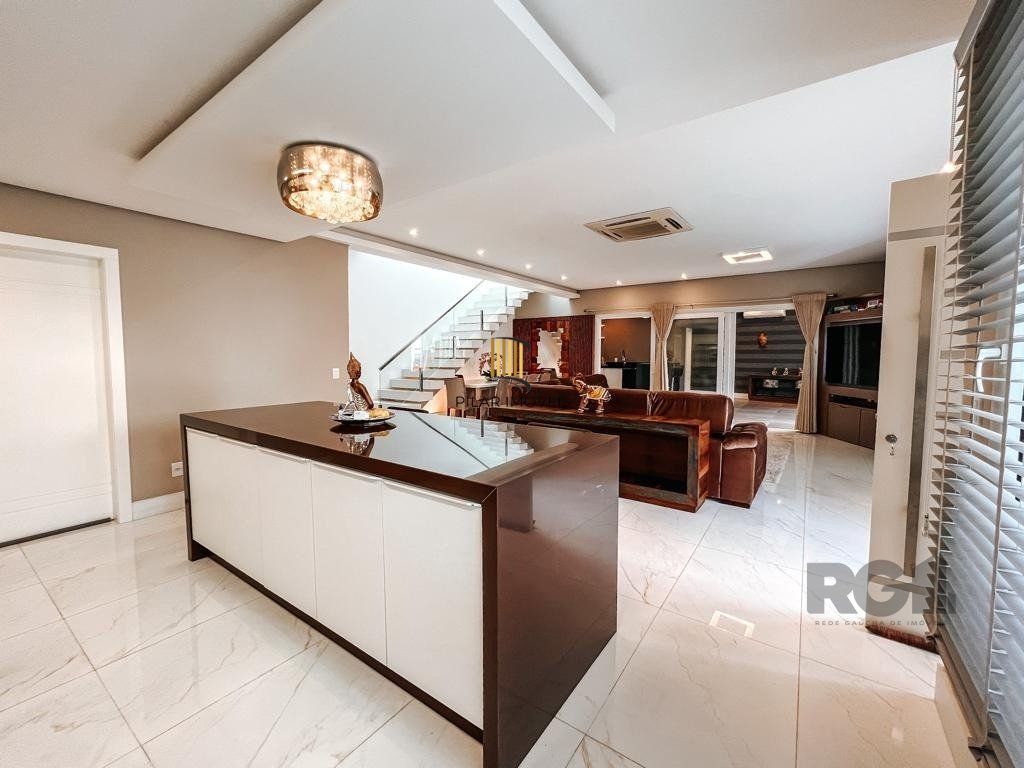Excelente residência com aproximadamente 219m² privativos,