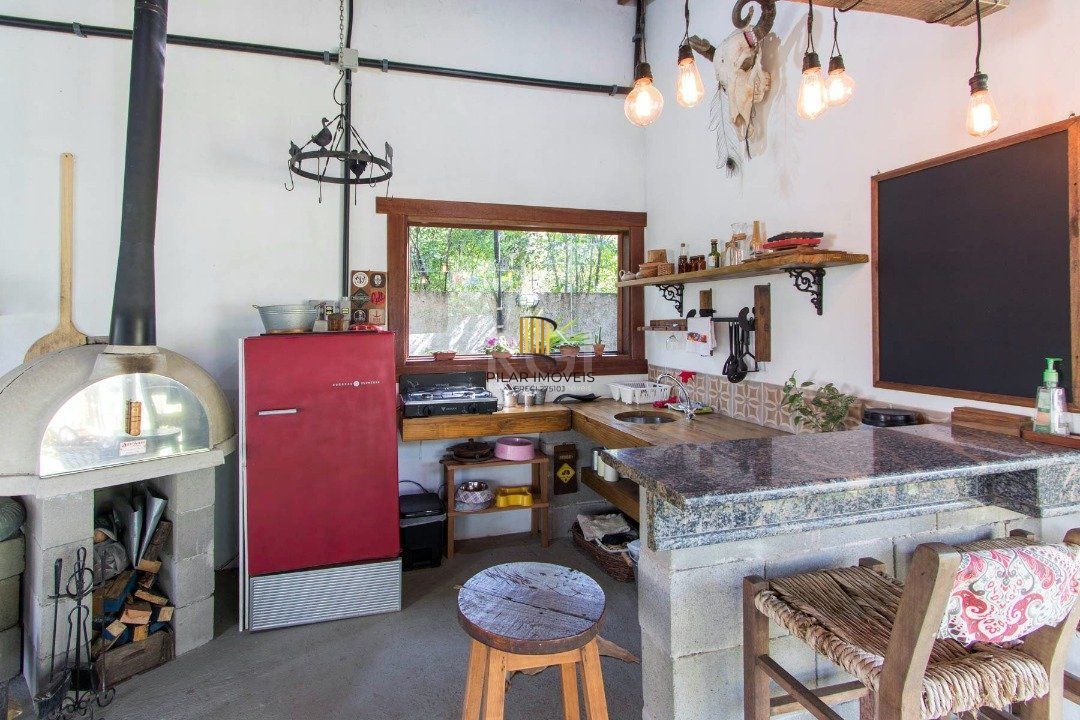 Casa para Venda - 250m², 3 dormitórios, sendo 2 suites, 3 vagas - Ponta Grossa
