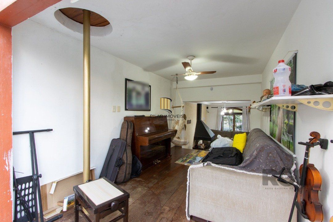 Casa no bairro Cristal, Possui 4 dormitórios, sendo 1suíte, closet e banheira de hidromassagem, com possibilidade de um podendo 1 dormitórios extra.