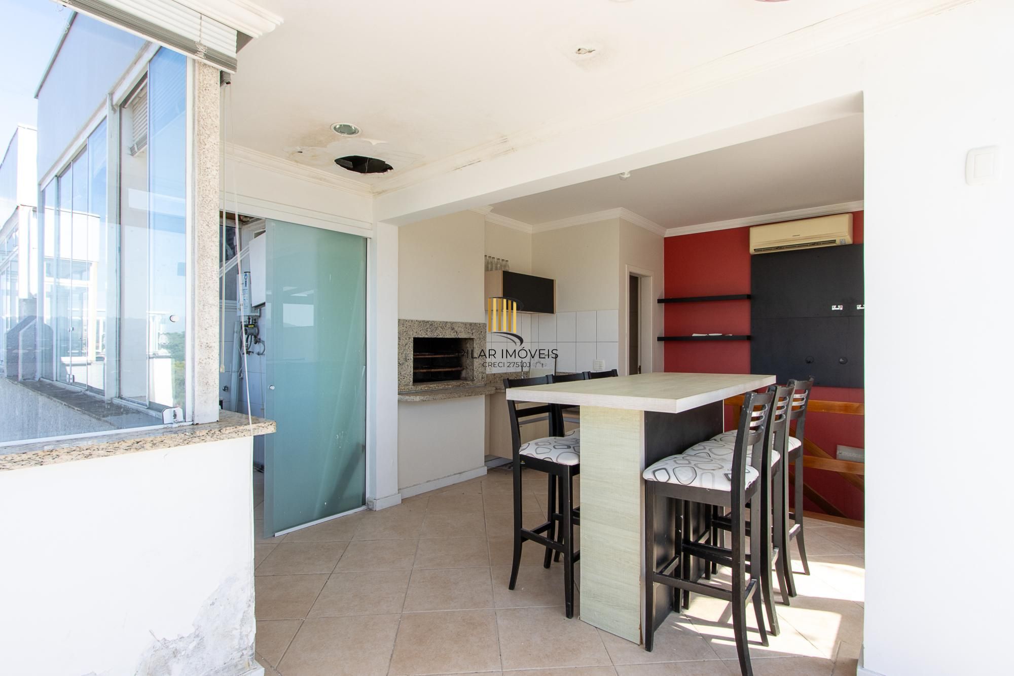 Cobertura de 3 dormitórios, 1 suíte e duas vagas de garagem no bairro Cristal.