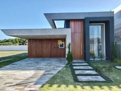 Casa térrea, com 225M², 04 suítes, sendo uma suíte americana, lavabo, living integrado, área de serviço.