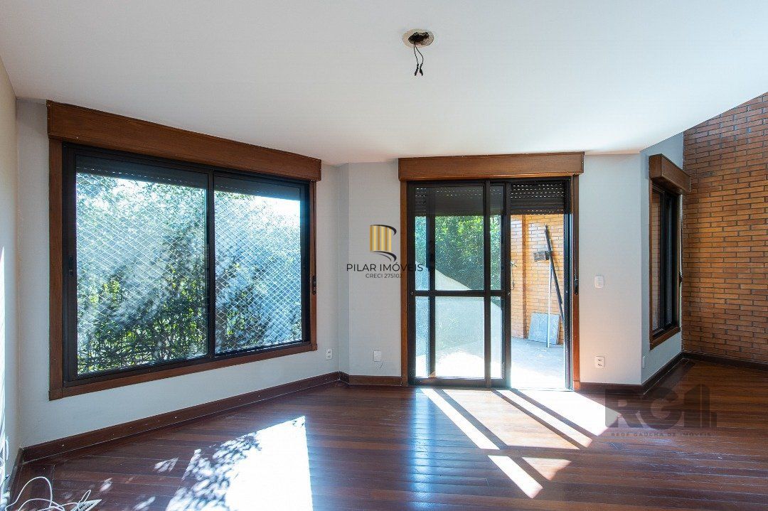 Excelente casa de 3 andares em condomínio fechado
