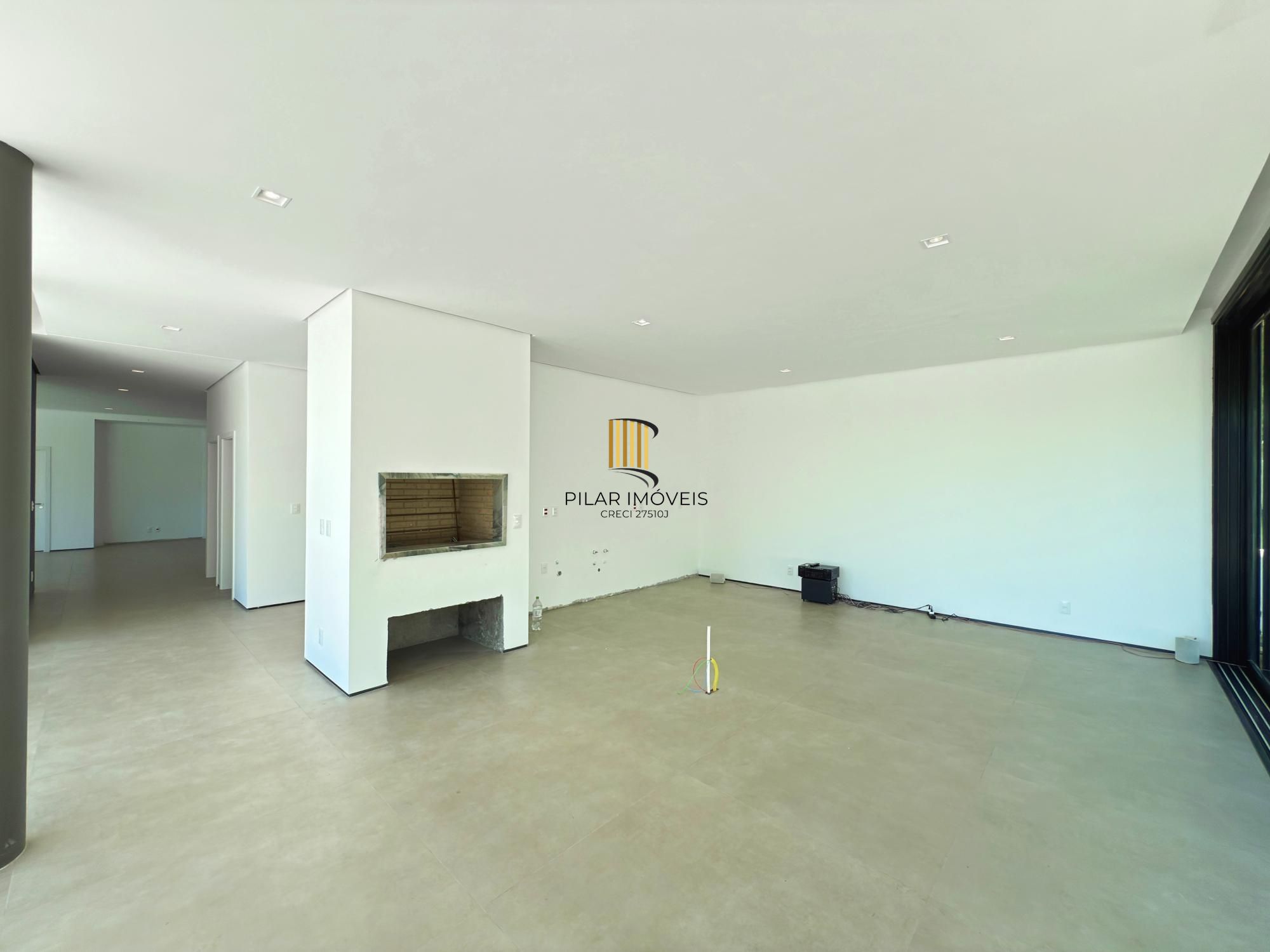 A casa conta com 434m2 de área construída, mas com um aproveitamento total dos 1.012m2 do lote