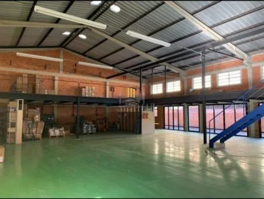 Pavilhão/Depósito , em estrutura montada com mezanino montado com escritório, cozinha,