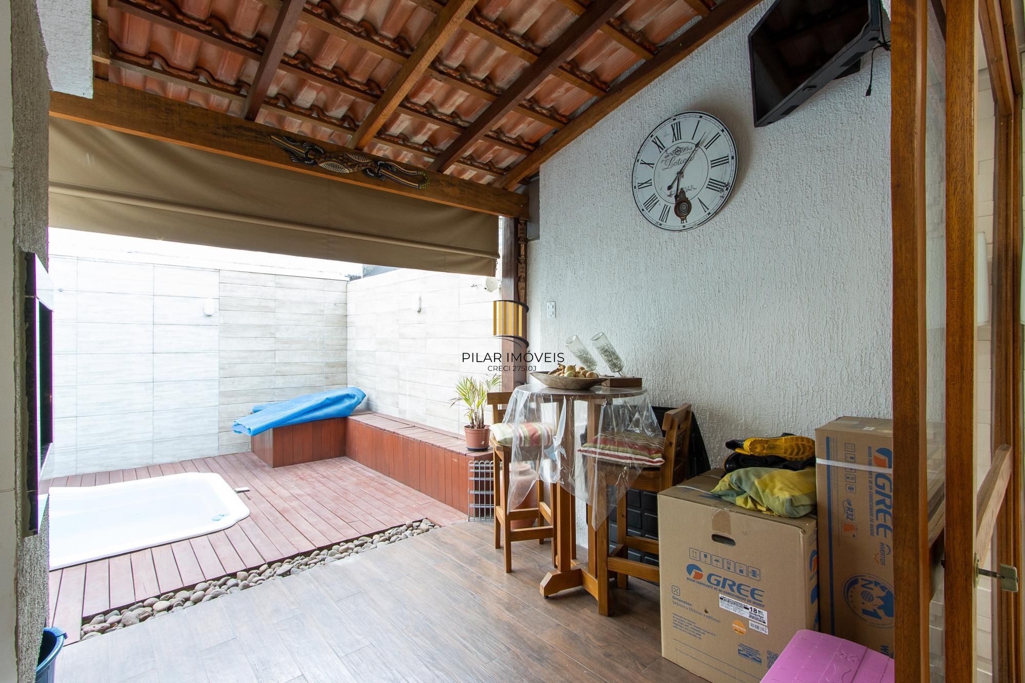 Casa de condomínio, 3 quartos, 1 suíte, piscina e 2 vagas de garagem;