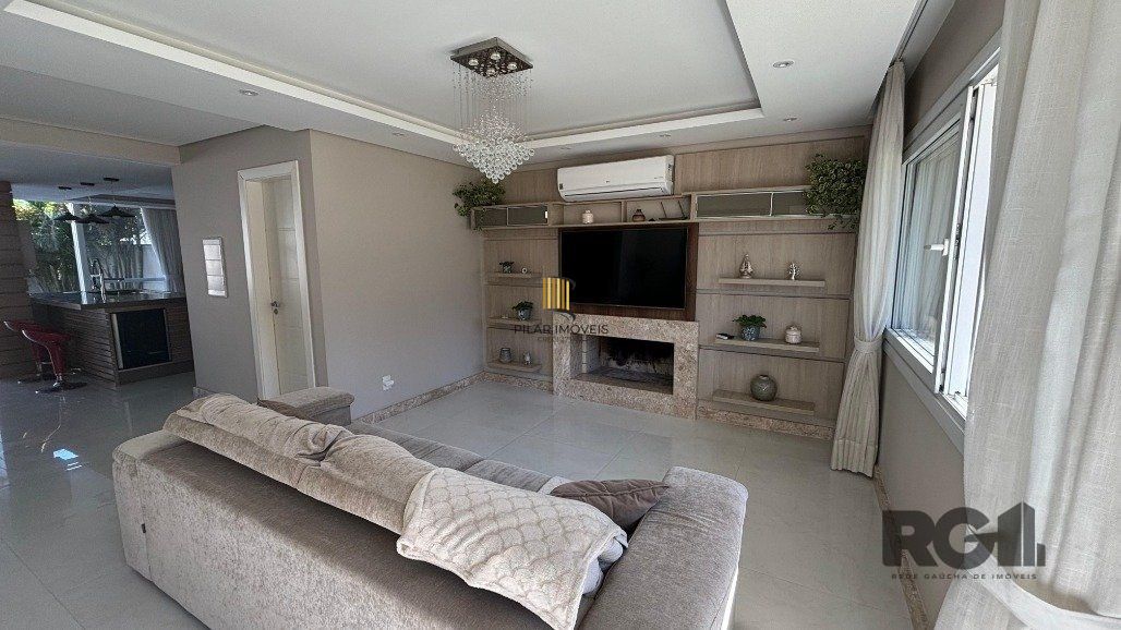 Casa em condomínio com 4 suítes, 4 vagas de garagem, pátio com piscina