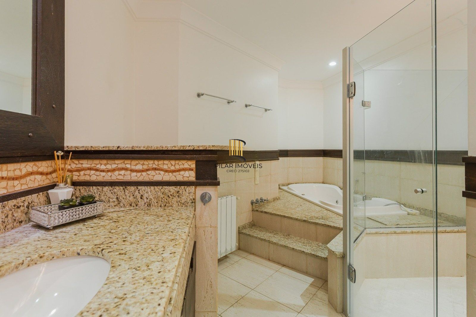 Casa Imponente com 5 Dormitórios (3 Suítes) no Bairro Chácara das Pedras