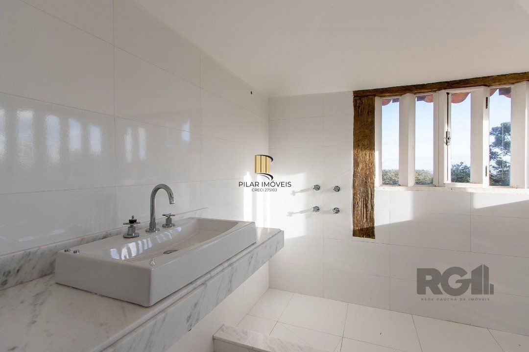 Casa Condomínio a Venda - 880m², 5 dormitórios, sendo 2 suítes, a master com lareira, 4 vagas - Cavalhada