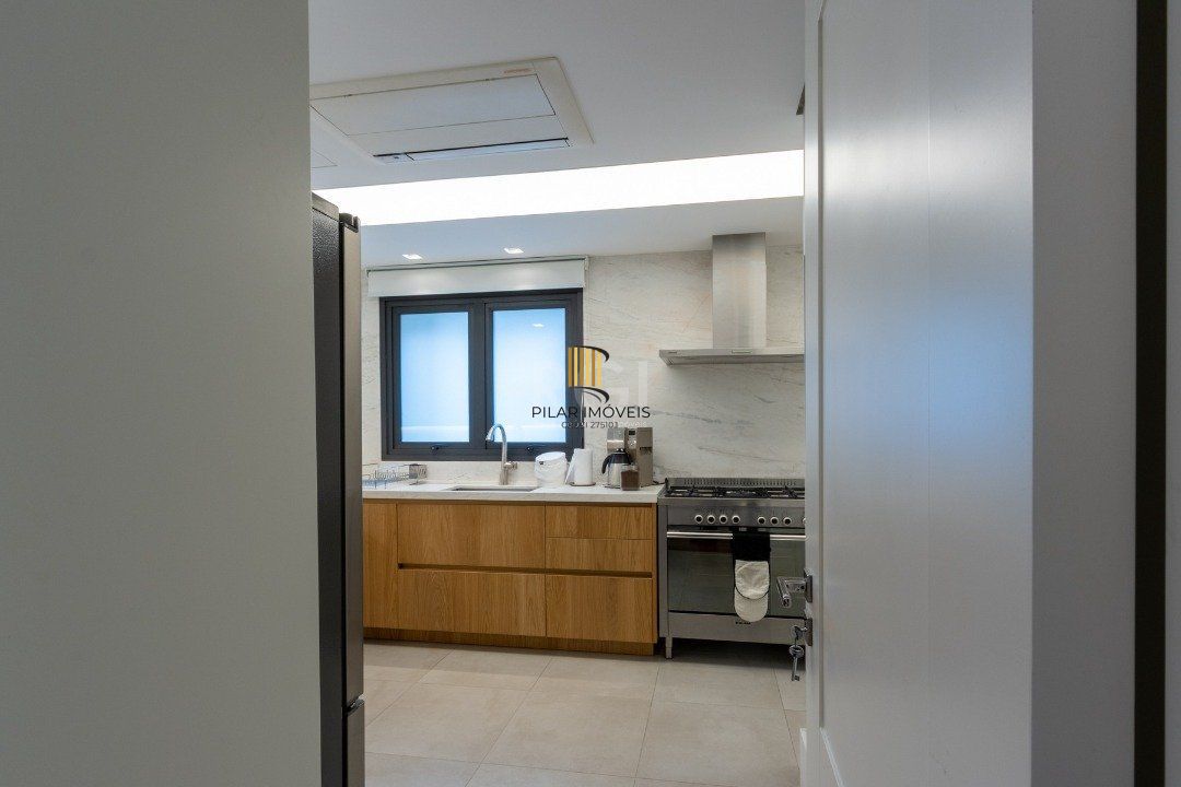 Apartamento mobiliado, com cerca de 256,42m² privativos e com 3 suítes,