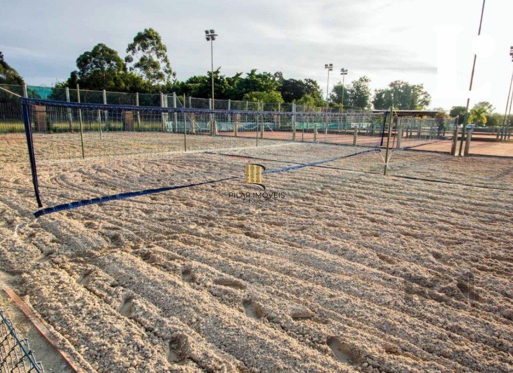 Casa em condomínio com pátio, piscina, 3 suítes e 2 vagas