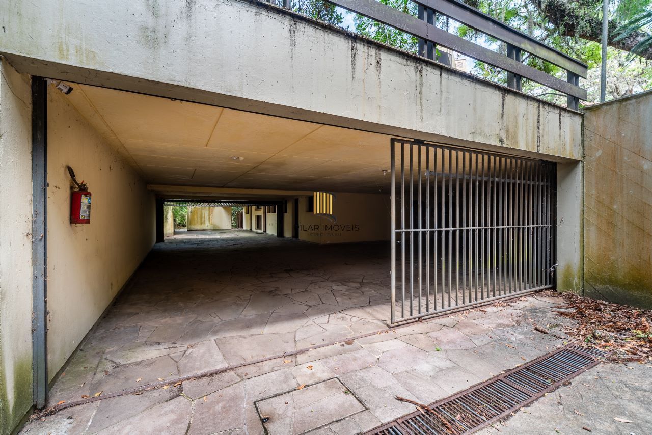 Casa à venda com1981m², 13 dormitórios, 4 suítes, 30 vagas, terreno de 1,2 hectares, no bairro Pedra Redonda em Porto Alegre