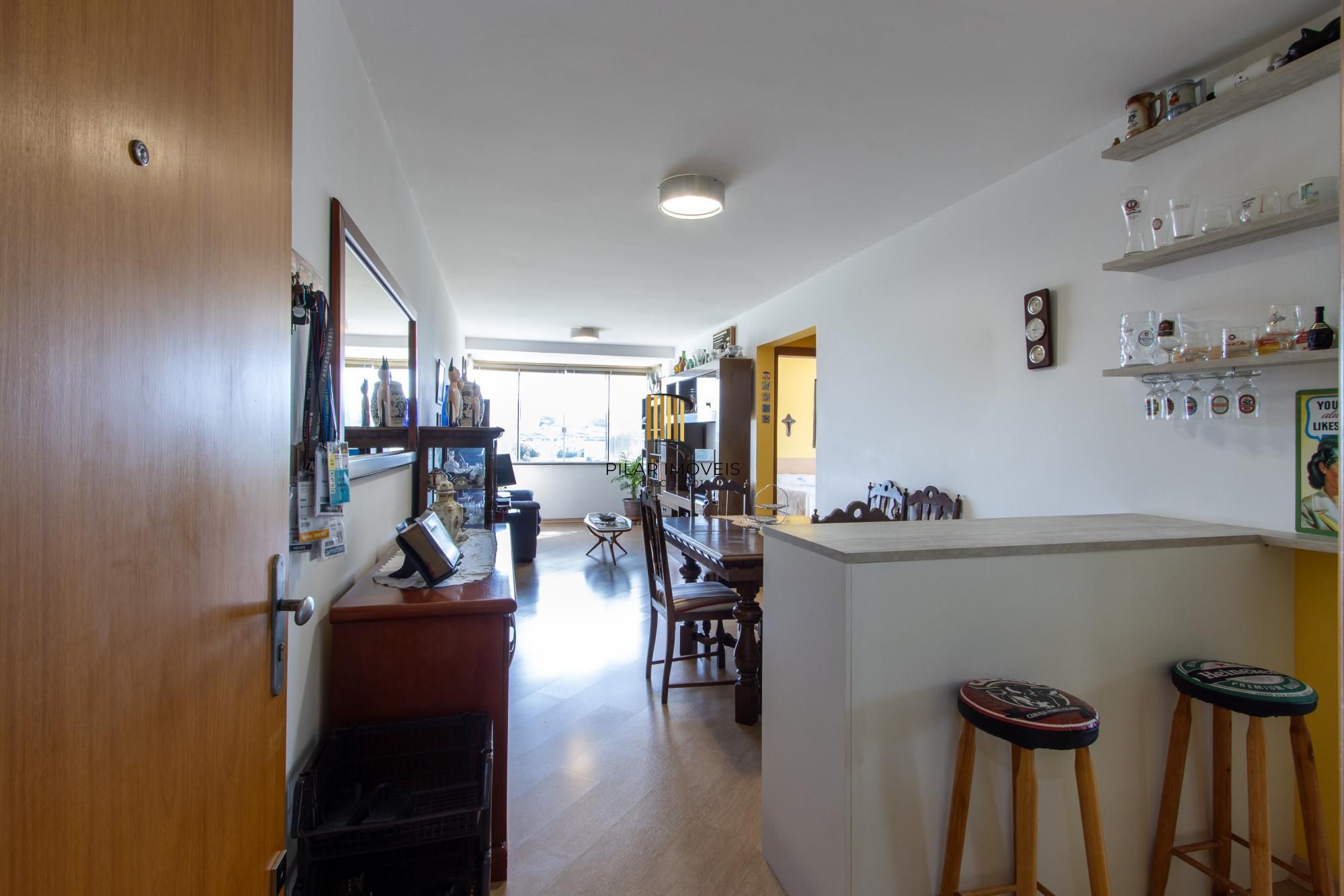 Apartamento de 2 dormitórios, na zona sul de Porto Alegre, semi-mobiliado, churrasqueira e box escriturado.