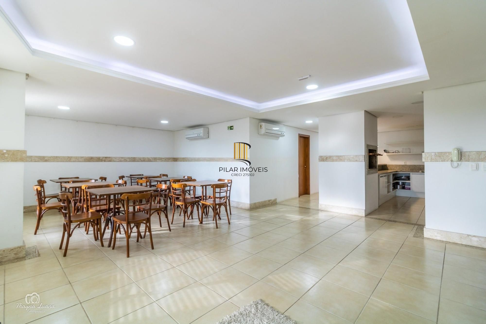 Apartamento amplo de 104m² com living iluminado, lareira e excelente localização