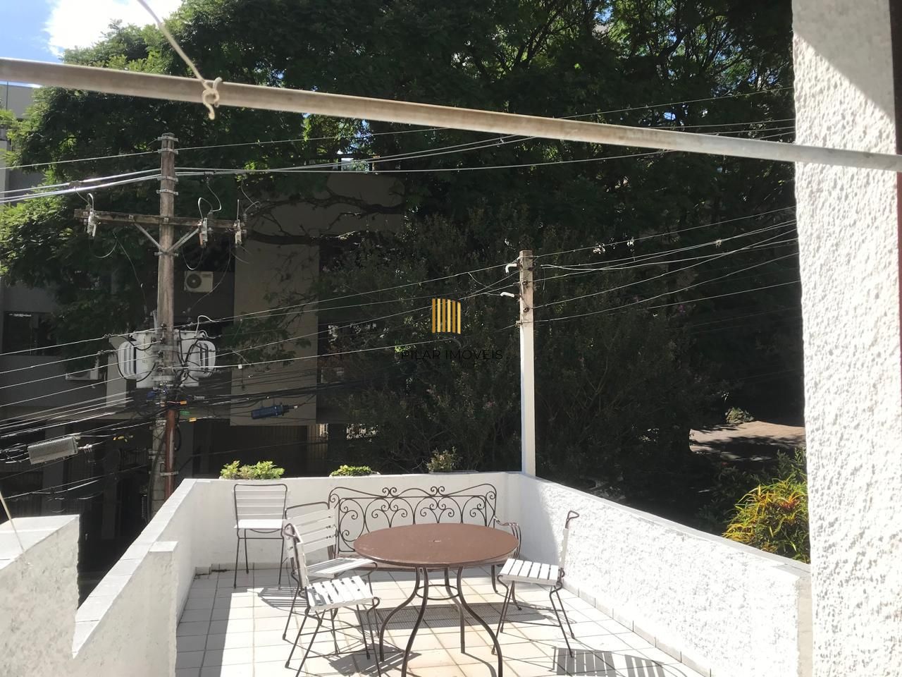 Casa de alvenaria, 3 dormitórios, 1 vaga coberta, bairro Mont Serrat.