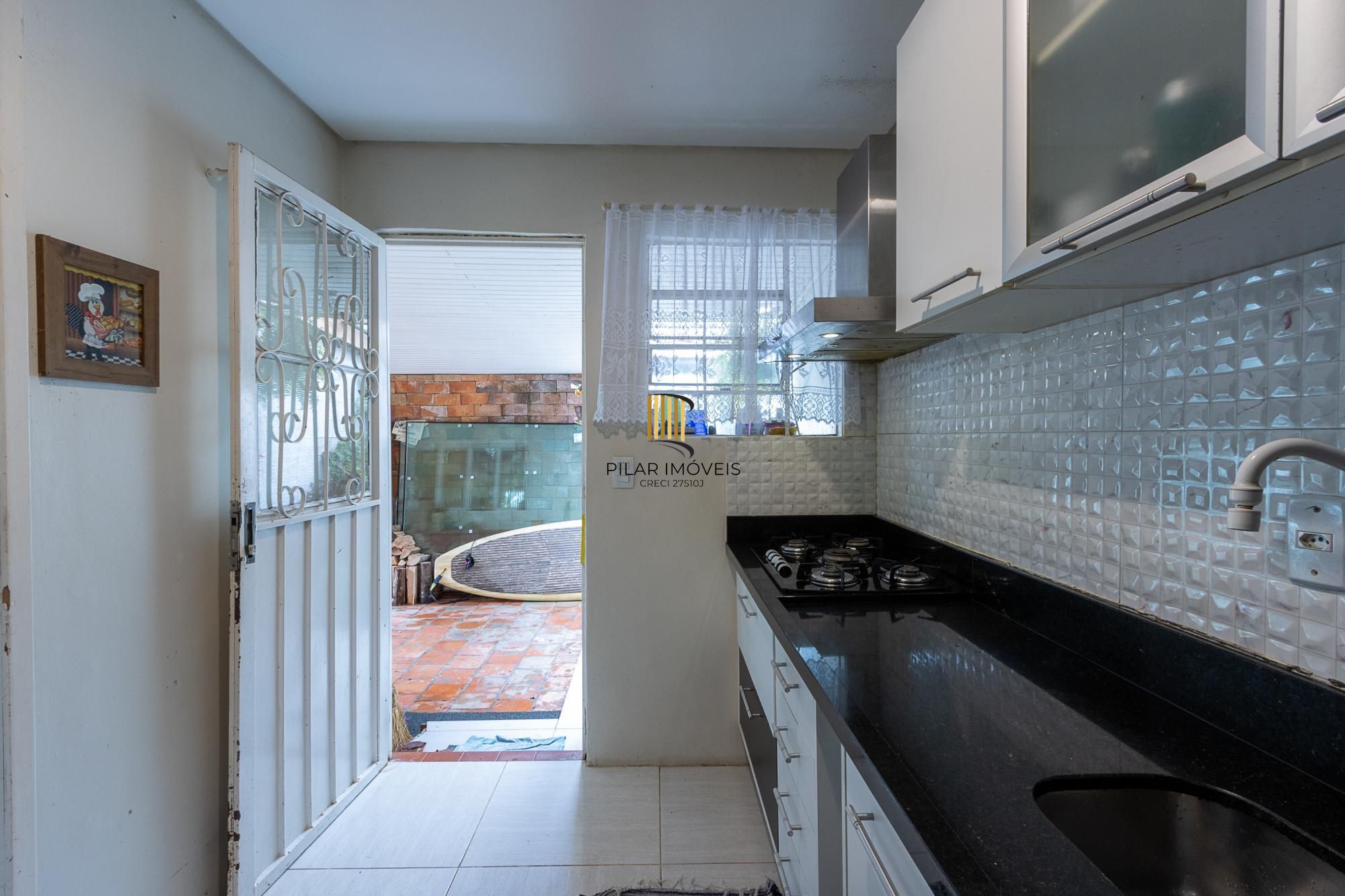 Casa térrea, 2 dormitórios, 1 suíte e 2 vagas no bairro Aberta dos Morros.