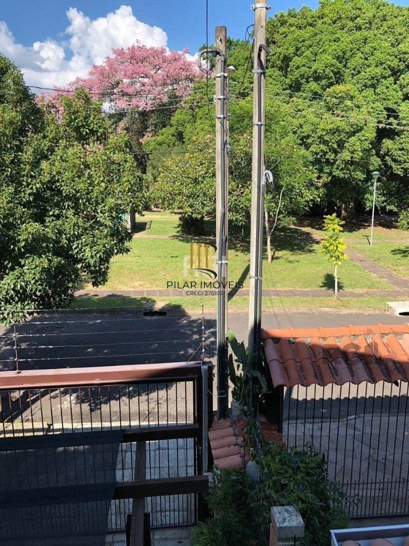 Casa residencial de 3 dormitórios sendo um uma suíte localizada no bairro Guarujá.