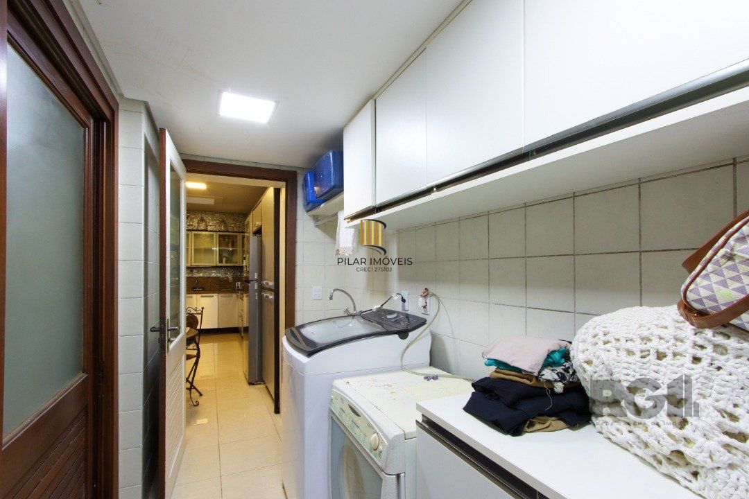 Casa com 327m² de área privativa, oferecendo 3 dormitórios, sendo 3 suítes