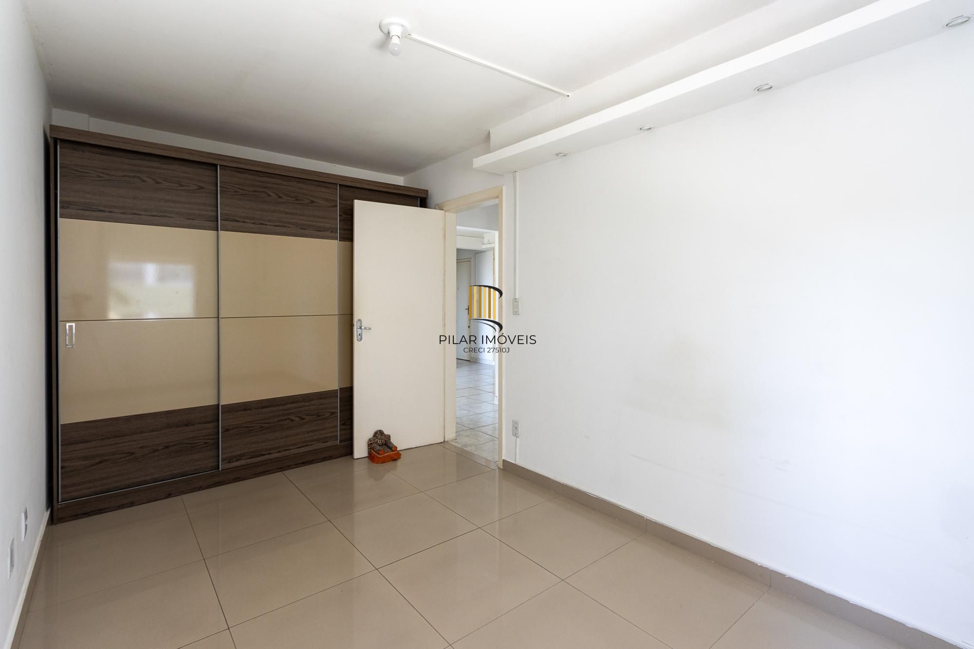 Apartamento, desocupado, 2 dormitórios e vaga escriturada, elevador -Cavalhada