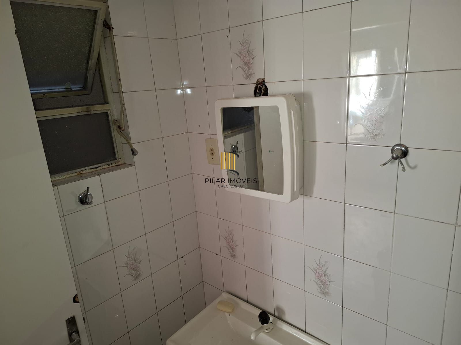 JK / Sala & Dormitório ( desocupado ) com ampla e boa cozinha
