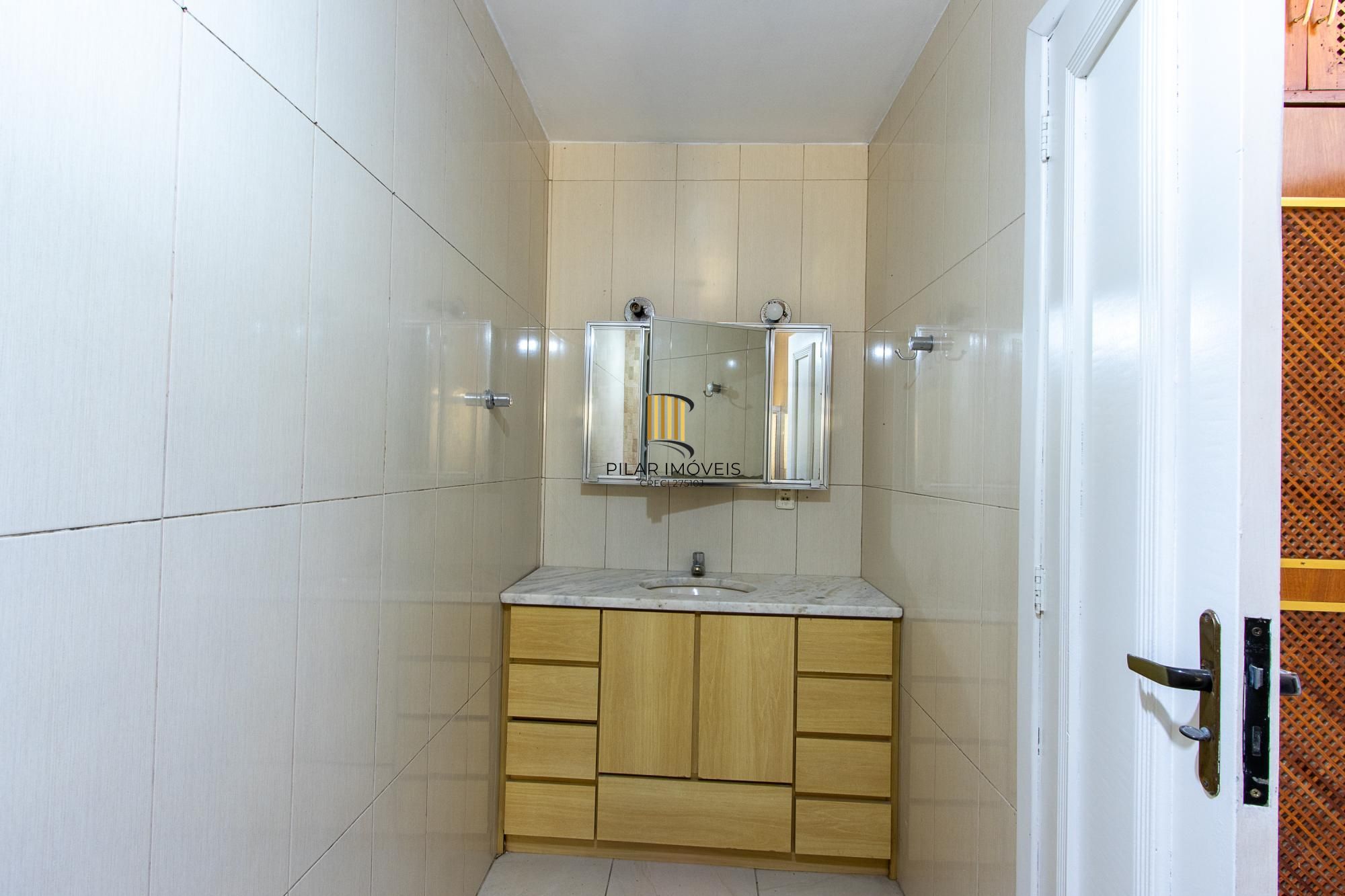 Casa de alvenaria, com 3 quartos, 1 suíte e 3 vagas de garagem.