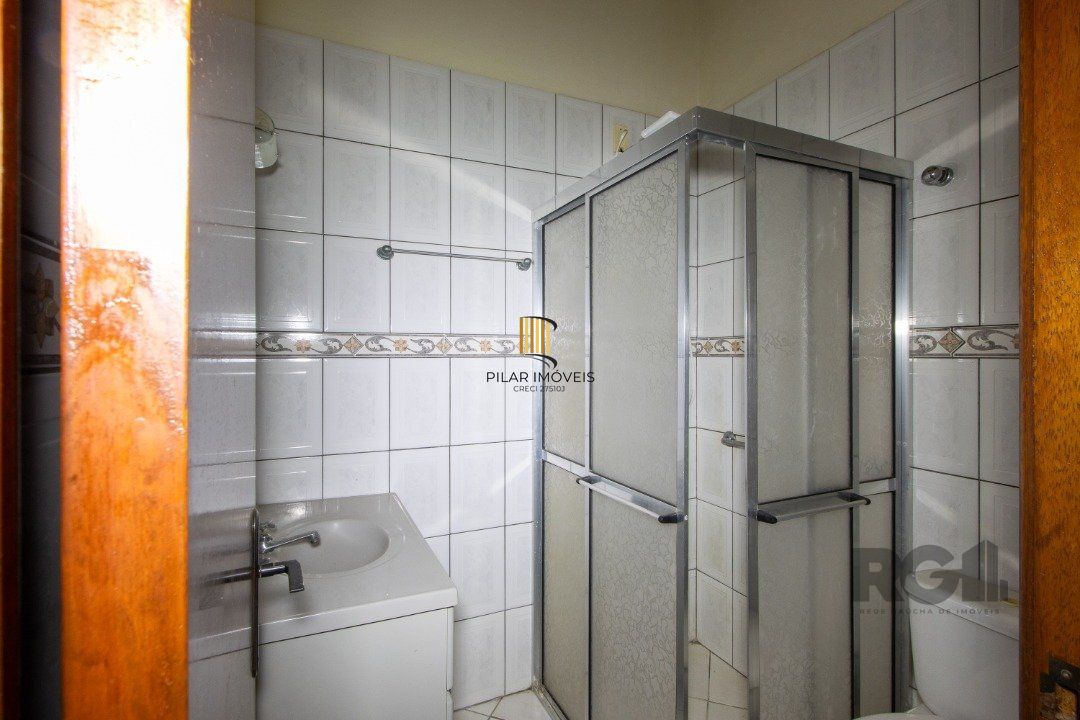 Casa em Condomínio na Zona Sul, no bairro Hípica, com 2 dormitórios, living para dois ambientes, cozinha mobiliada, lavabo