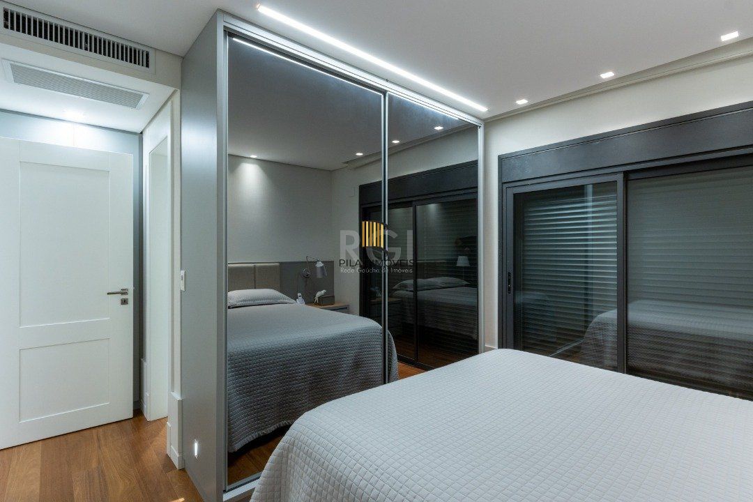 Apartamento mobiliado, com cerca de 256,42m² privativos e com 3 suítes,