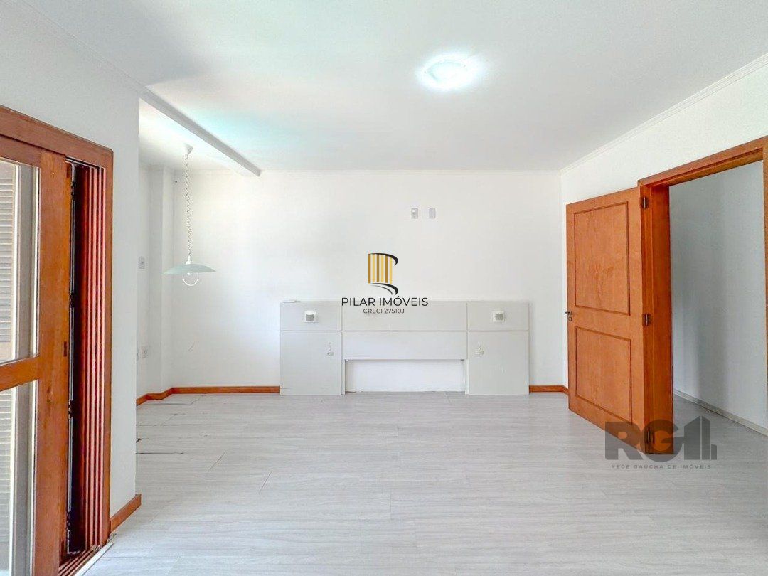 Com 4 suítes espaçosas, incluindo uma master com closet,