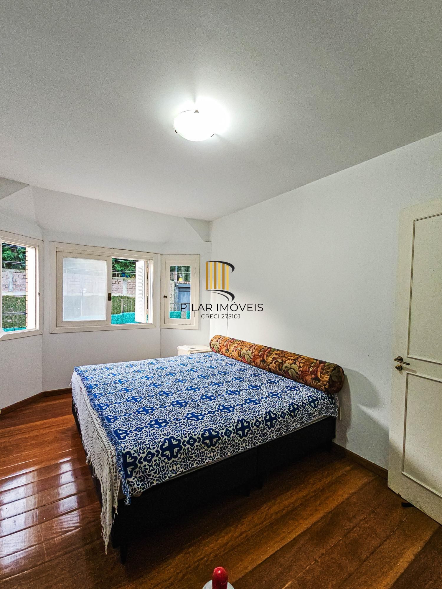 Casa na Vila Conceição, 3 dormitórios, 1 suíte, churrasqueira, lareira, 4 vagas, piscina aquecida e vista perene para o Rio.