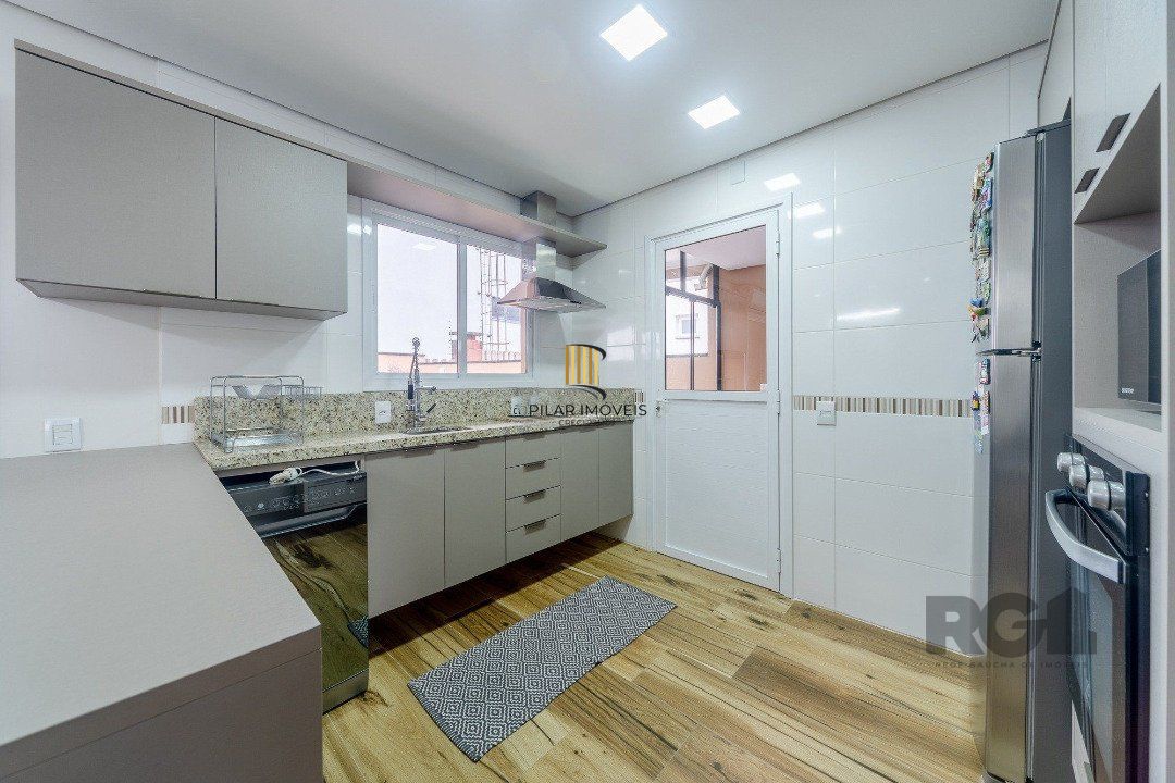 Casa em condominio com excelente padrão construtivo, possui 3 dormitórios, sendo 1 suíte máster com closet e sacada