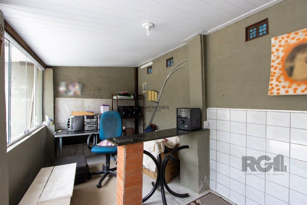 Casa térrea, 3 quartos, 2 banheiros, com pátio no Bairro Cavalhada