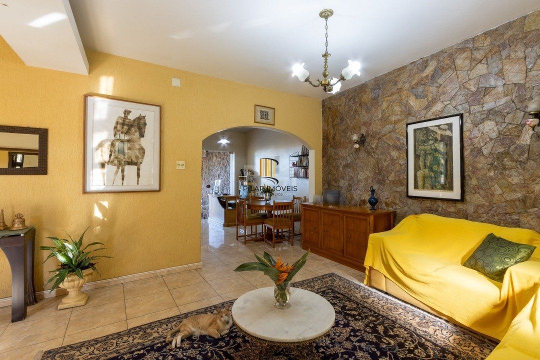 Sobrado com 345m² privativos, 3 suites, 2 vagas, churrasqueira. pátio com piscina - Bairro Cristal