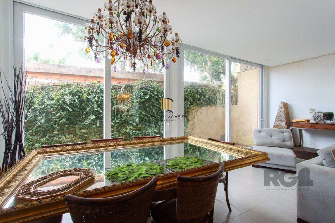 Casa com 327m² de área privativa, oferecendo 3 dormitórios, sendo 3 suítes