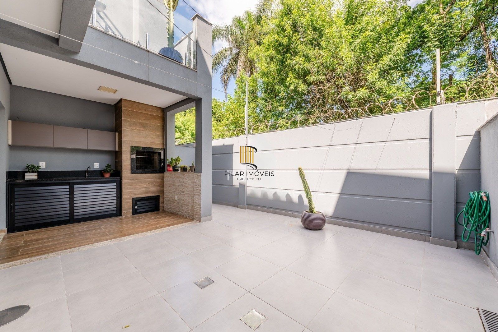 Casa em Condomínio com 228m² e 3 dormitórios, 1 suíte, 3 vagas no bairro Sarandi