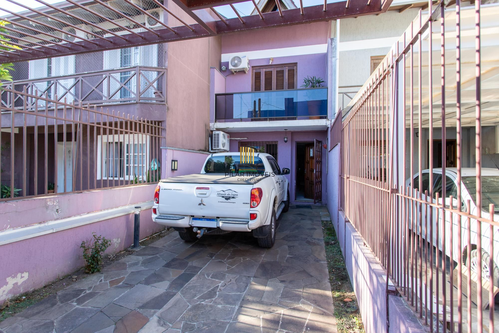 Casa 3 dormitórios no bairro Hípica