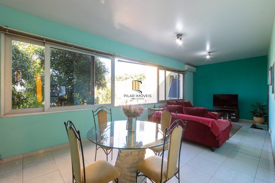 Sobrado com 345m² privativos, 3 suites, 2 vagas, churrasqueira. pátio com piscina - Bairro Cristal