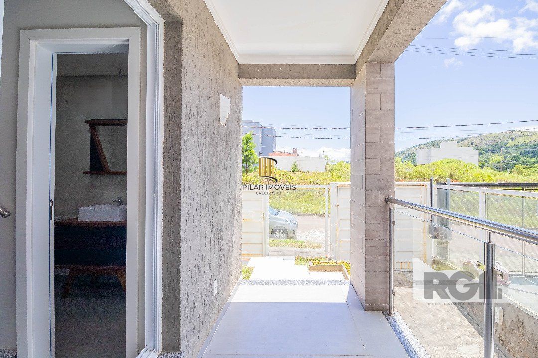 Sobrado, 185 metros quadrados privativo, com 3 quartos, 1 suíte, Living e cozinha integrados, lareira, churrasqueira, lavabo e 2 vagas de garagem.                       e 2 vagas de garagem