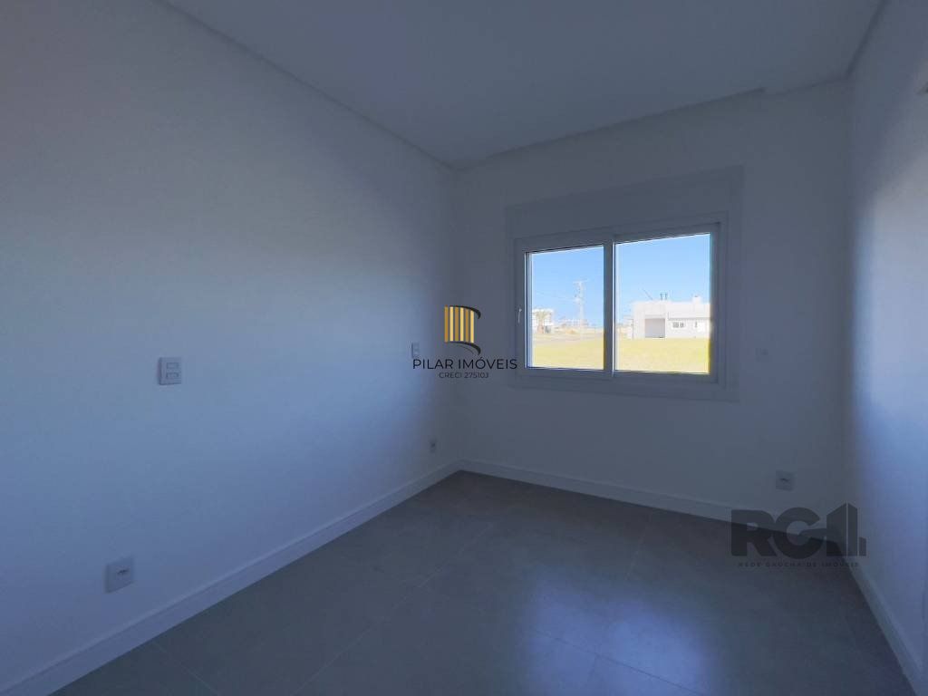 Casa térrea, com 225M², 04 suítes, sendo uma suíte americana, lavabo, living integrado, área de serviço.